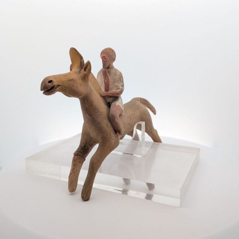 Figurine de cavalier sur un cheval bondissant : il est vêtu d'une tunique court…