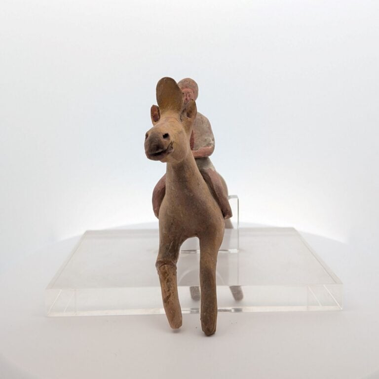 Figurine de cavalier sur un cheval bondissant : il est vêtu d'une tunique court…
