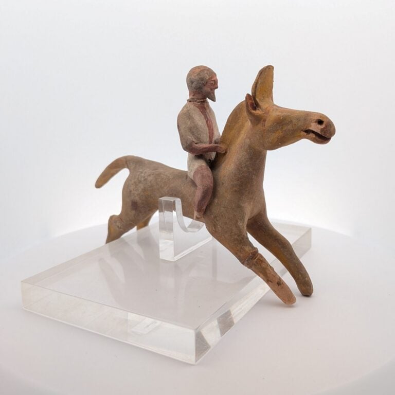 Figurine de cavalier sur un cheval bondissant : il est vêtu d'une tunique court…