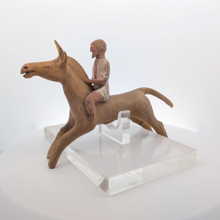 Figurine de cavalier sur un cheval bondissant : il est vêtu d'une tunique court…