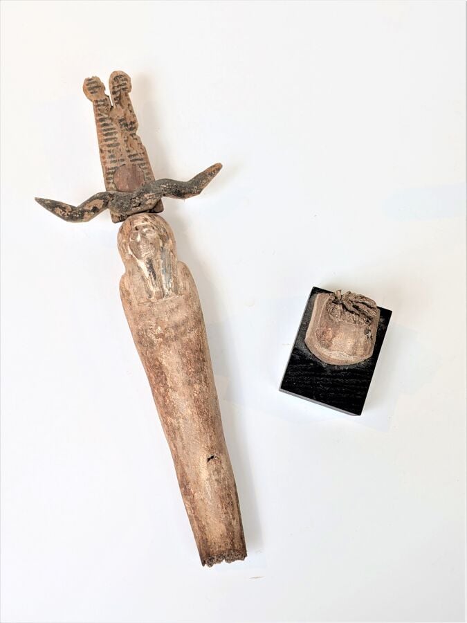 Figurine de Ptah-Sokar-Osiris coiffé des cornes surmontées par deux plumes d'au…
