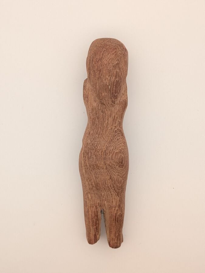 Figurine féminine provenant d'une maquette. Sa longue coiffure retombe dans le…