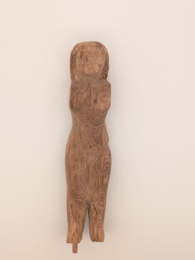 Figurine féminine provenant d'une maquette. Sa longue coiffure retombe dans le…