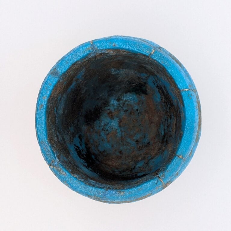 Gobelet à panse ovoïde soulignée par un pied discoïde et une lèvre en bourrelet…