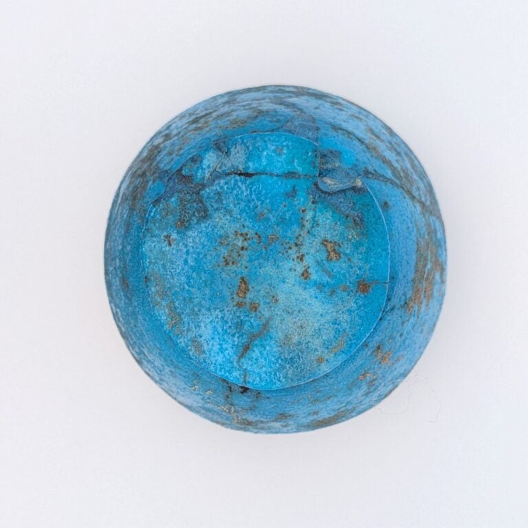 Gobelet à panse ovoïde soulignée par un pied discoïde et une lèvre en bourrelet…