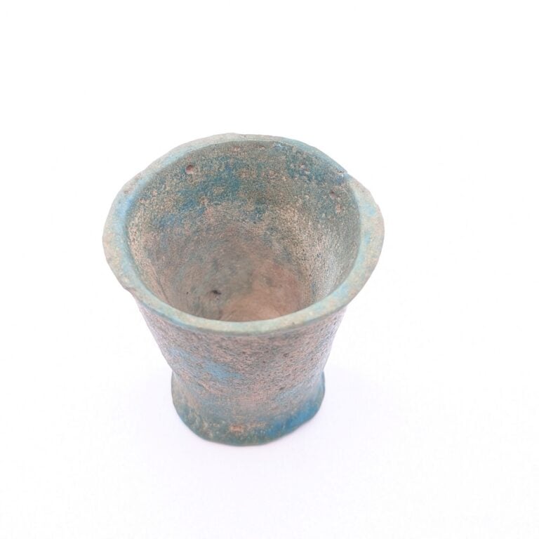Gobelet de fondation. - Faïence bleu turquoise. - Égypte, Nouvel Empire, périod…