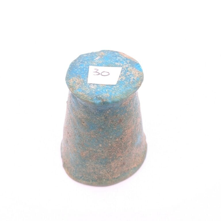 Gobelet de fondation. - Faïence bleu turquoise. - Égypte, Nouvel Empire, périod…