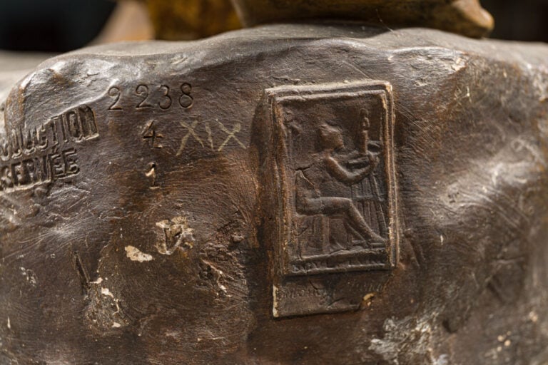 GOLDSCHEIDER ET HANIROFF - Femme à la cruche en terre cuite - Signé et cachet s…