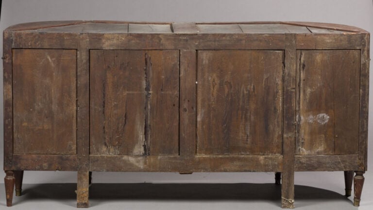 Grand buffet en acajou et placage d'acajou de forme galbée - ouvrant par deux p…