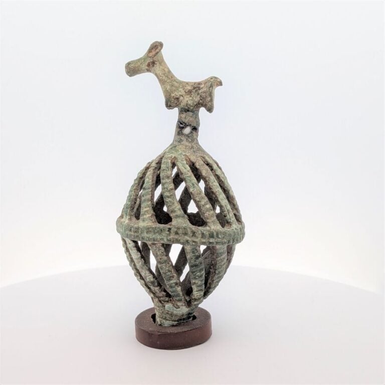 Grelot ovoïde surmonté par une figure zoomorphe. - Iran - Age du fer - H: 9cm