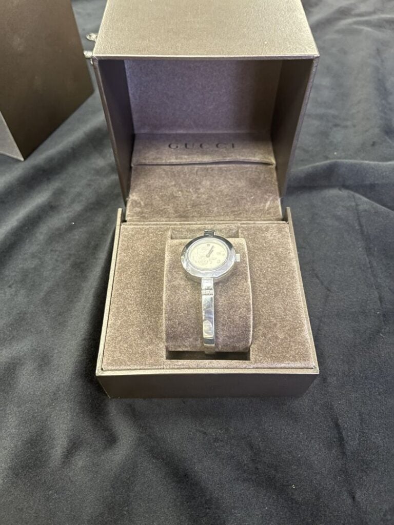 GUCCI - Montre bracelet de dame en acier, cadran crème à motifs végétaux - Avec…