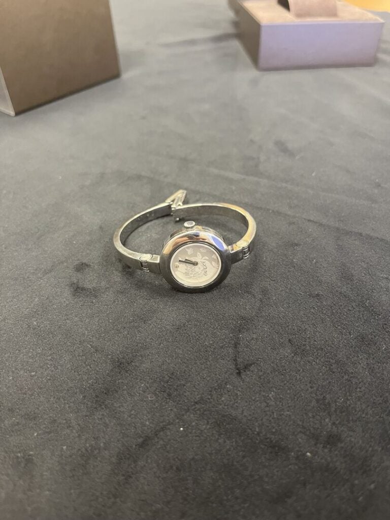 GUCCI - Montre bracelet de dame en acier, cadran crème à motifs végétaux - Avec…