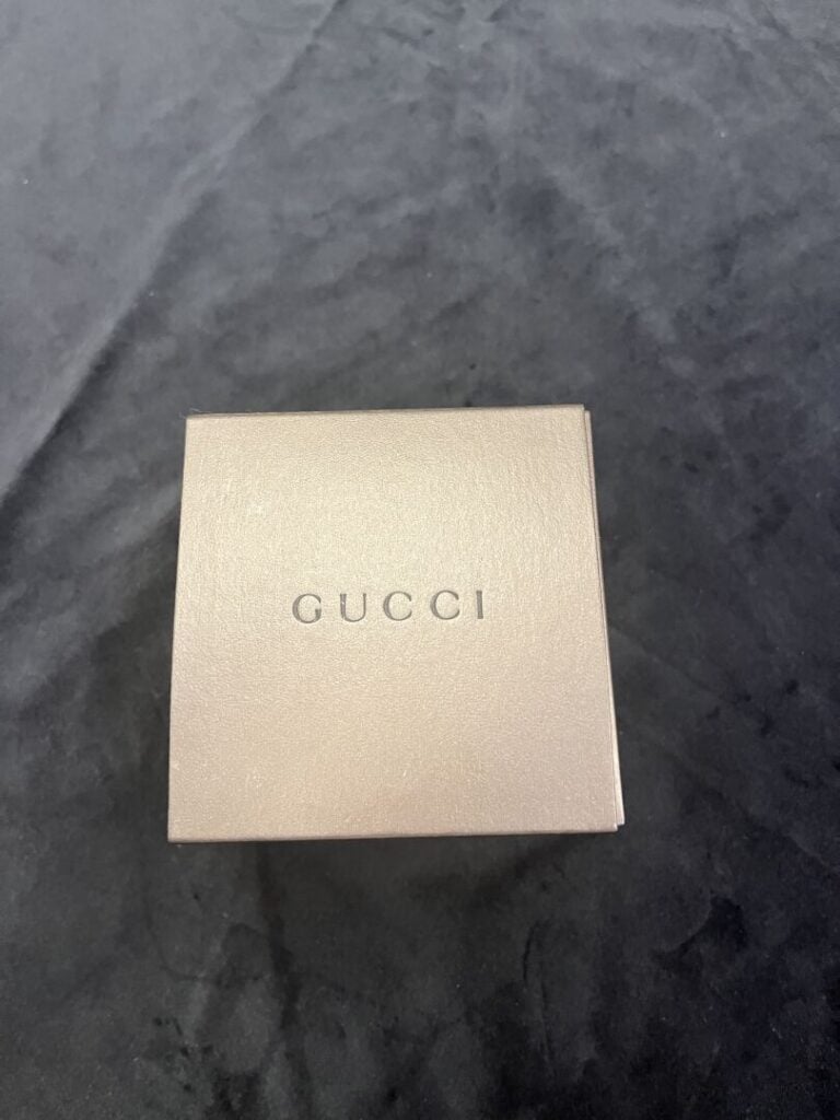 GUCCI - Montre bracelet de dame en acier, cadran crème à motifs végétaux - Avec…