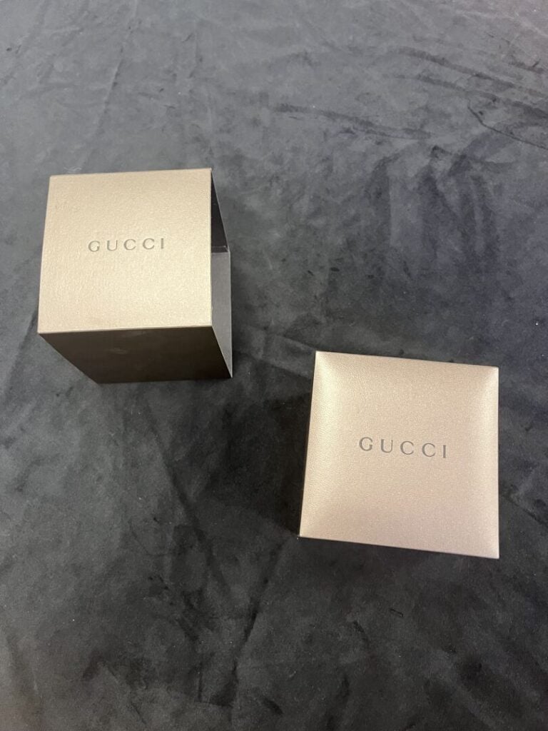 GUCCI - Montre bracelet de dame en acier, cadran crème à motifs végétaux - Avec…