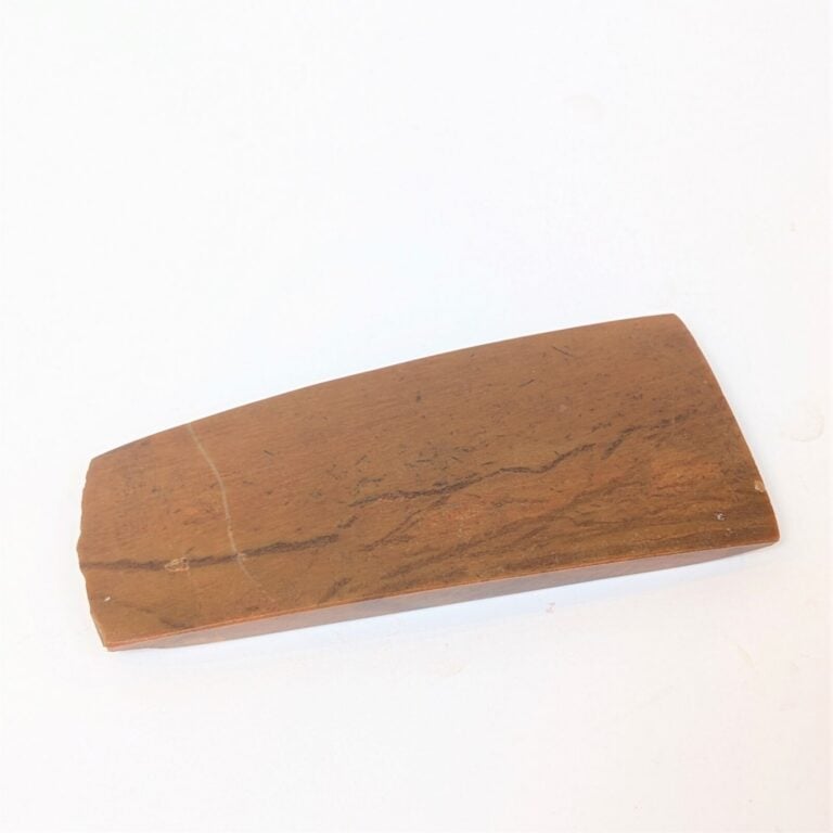 Hache plate à section rectangulaire et tranchant biseauté. - Jaspe brun. - Une…