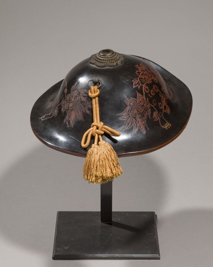 JAPON - XIXème siècle - Casque de cavalier (bajô'jingasa) laqué noir à visière…
