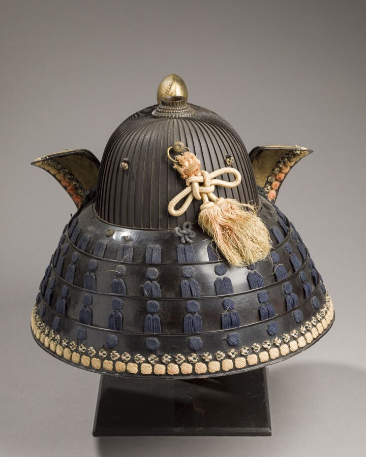 JAPON - XIXème siècle - Casque de guerrier kabuto en metal, à maedate en forme…