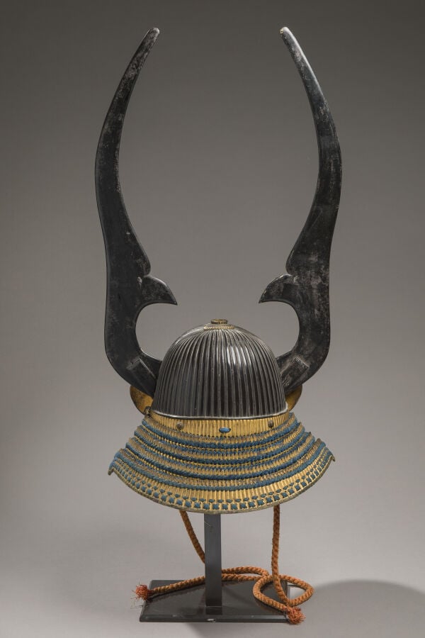 JAPON - XIXème siècle - Grand casque de guerrier en métal, à maedate en forme d…