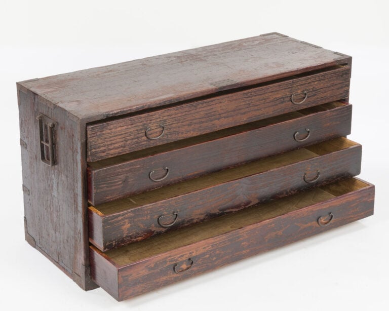 JAPON - XIXème siècle - Grand coffre en bois laqué rouge sombre pour sabres (Ka…
