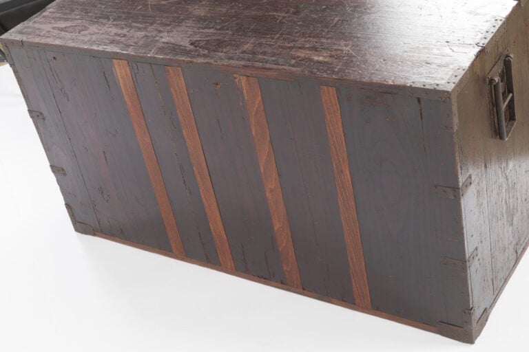 JAPON - XIXème siècle - Grand coffre en bois laqué rouge sombre pour sabres (Ka…