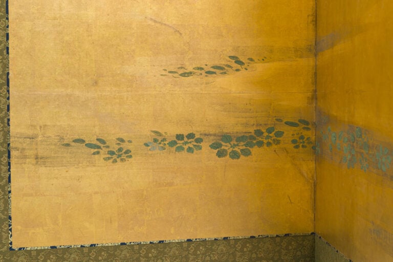 JAPON -XIXème siècle - Grand paravent à six panneaux à décor peint une famille…
