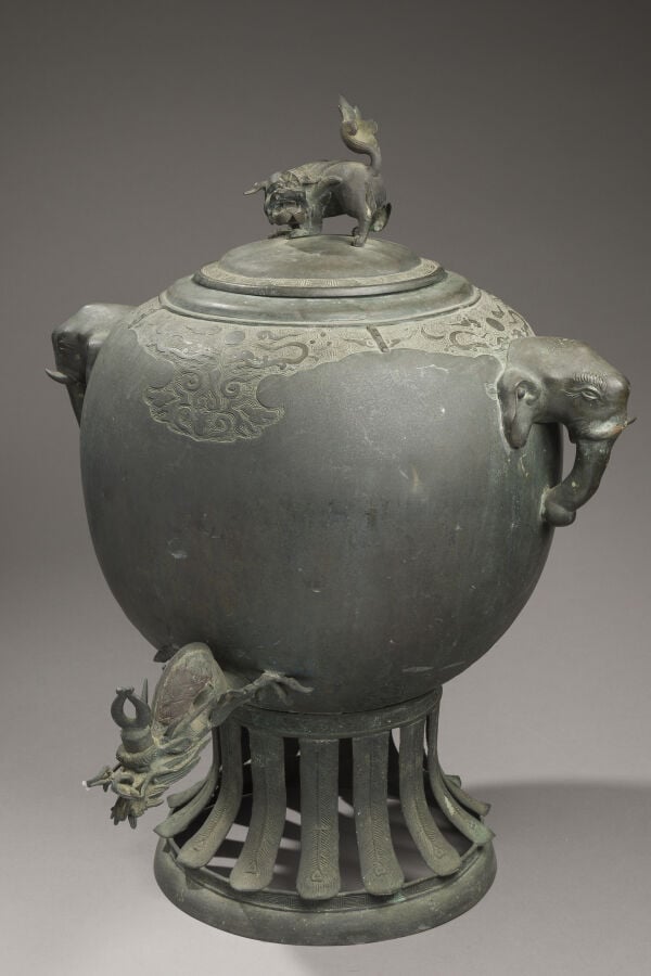 JAPON - XIXème siècle - Grande fontaine à eau de temple en bronze, son couvercl…