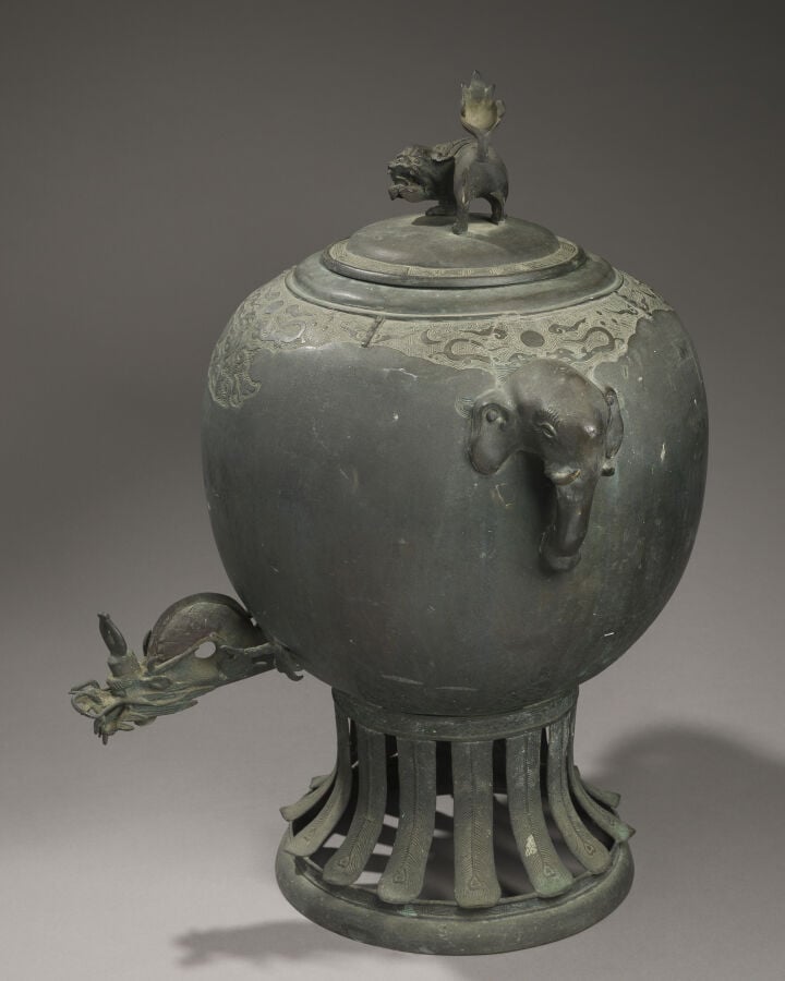 JAPON - XIXème siècle - Grande fontaine à eau de temple en bronze, son couvercl…