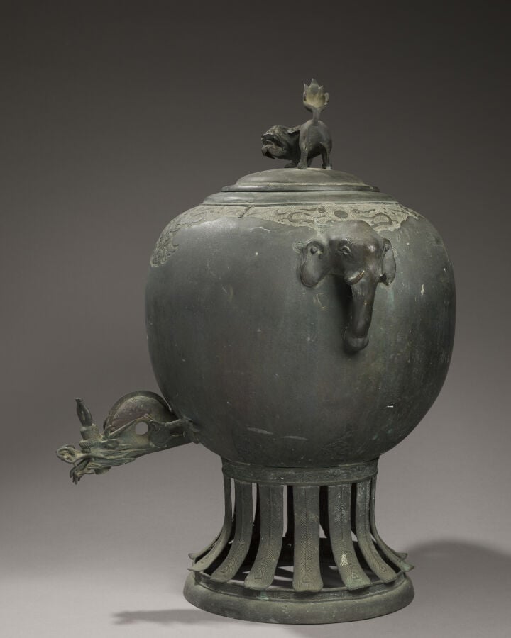 JAPON - XIXème siècle - Grande fontaine à eau de temple en bronze, son couvercl…