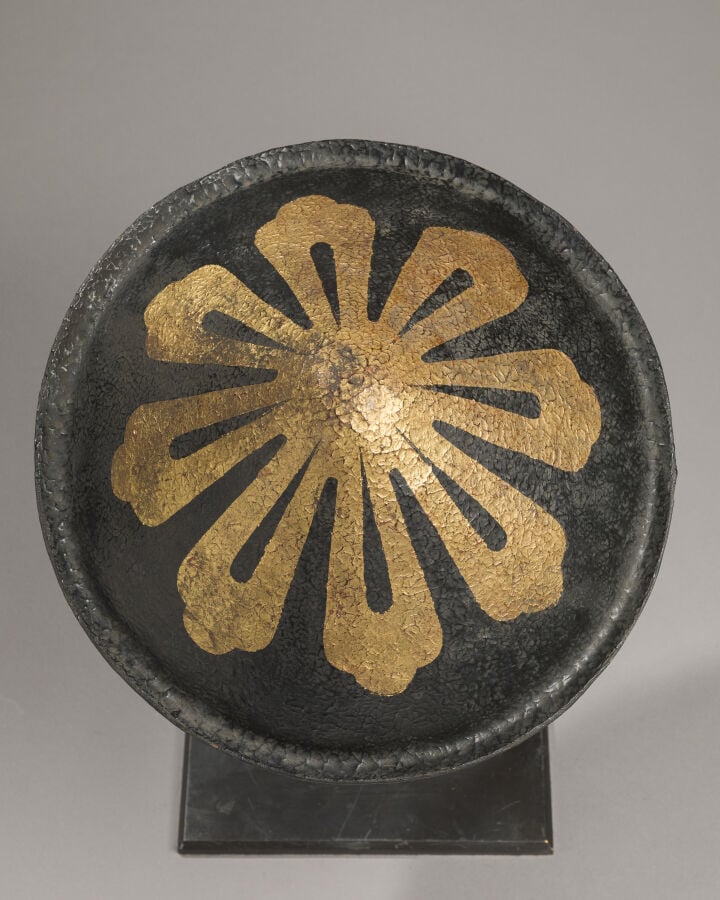 JAPON - XIXème siècle - Jingasa de forme conique à surface laquée noire texturé…