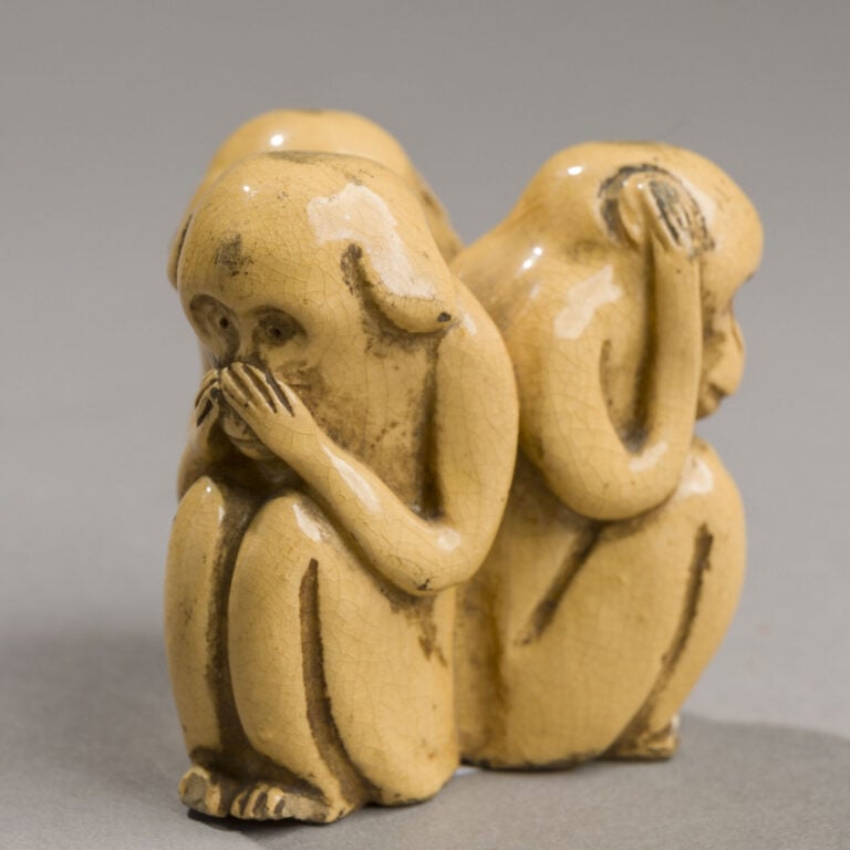 JAPON - XIXème siècle - Joli petit okimono en céramique beige servant de suppor…