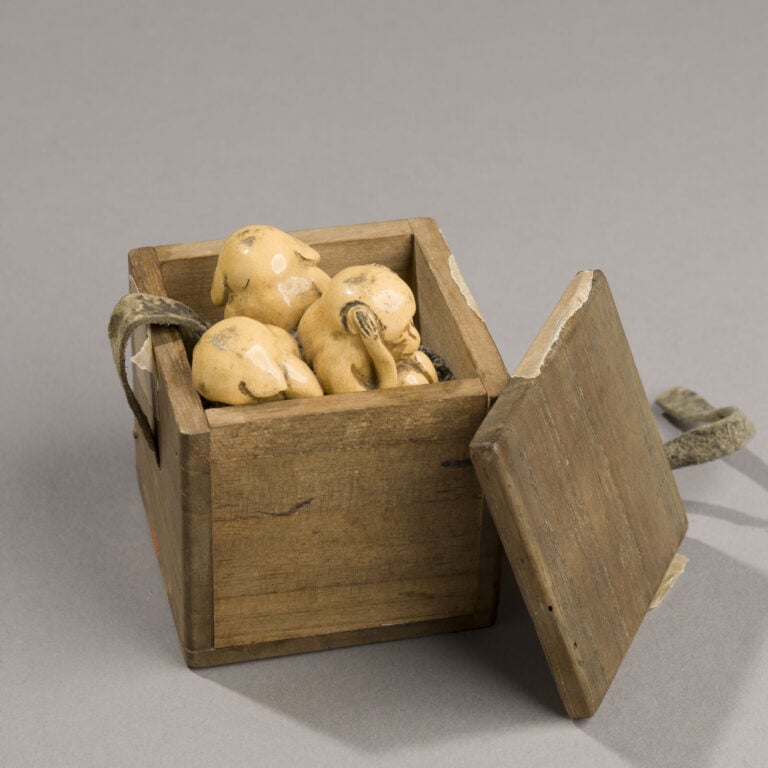 JAPON - XIXème siècle - Joli petit okimono en céramique beige servant de suppor…