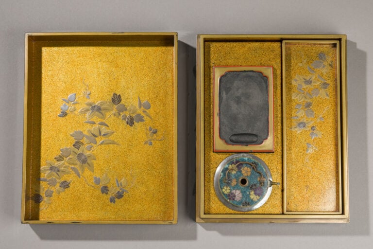 JAPON - XIXème siècle - Nécessaire à écrire (Suzuribako) en laque noire, à déco…