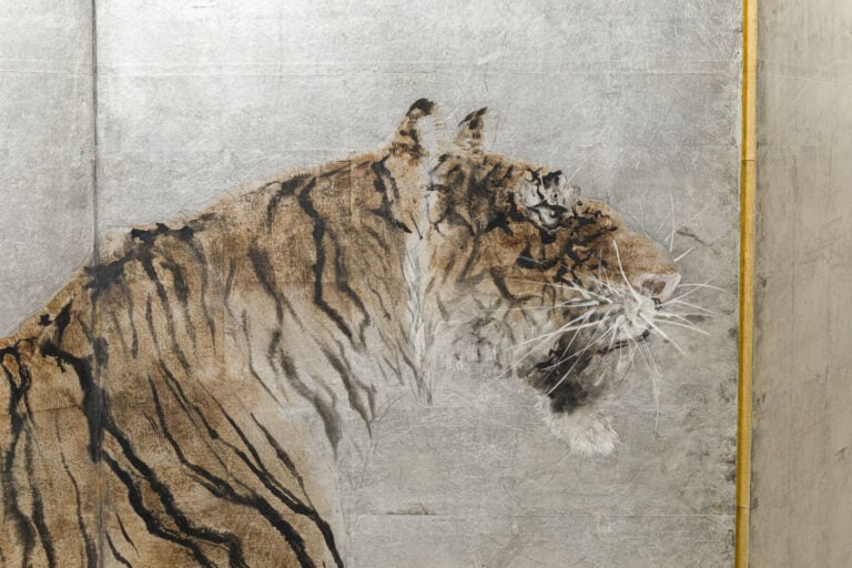 JAPON - XIXème siècle - Paravent à six panneaux à décor peint d'un tigre à l'af…