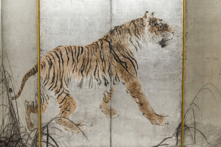 JAPON - XIXème siècle - Paravent à six panneaux à décor peint d'un tigre à l'af…