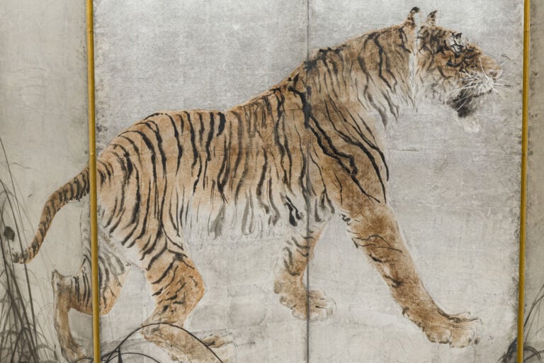 JAPON - XIXème siècle - Paravent à six panneaux à décor peint d'un tigre à l'af…