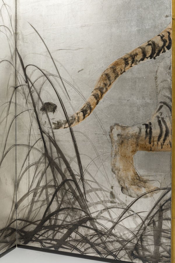 JAPON - XIXème siècle - Paravent à six panneaux à décor peint d'un tigre à l'af…