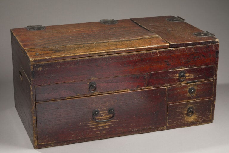 JAPON - XIXème siècle - Petit coffre de lettré de voyage en bois à 5 tiroirs et…