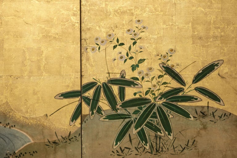 JAPON - XVIIème siècle - Grand paravent à six panneaux à décor, sur fond de feu…