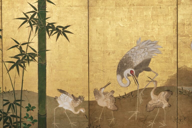 JAPON - XVIIème siècle - Grand paravent à six panneaux à décor, sur fond de feu…