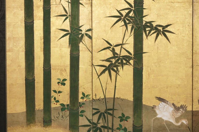 JAPON - XVIIème siècle - Grand paravent à six panneaux à décor, sur fond de feu…