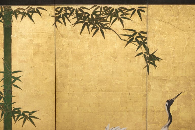 JAPON - XVIIème siècle - Grand paravent à six panneaux à décor, sur fond de feu…