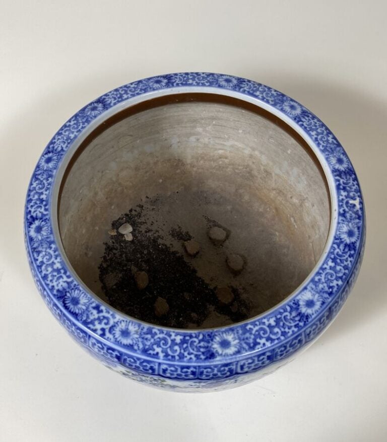 JAPON - XXe siècle - Grand cache-pot en porcelaine décorée en bleu sous couvert…