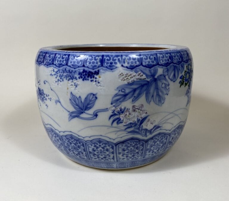 JAPON - XXe siècle - Grand cache-pot en porcelaine décorée en bleu sous couvert…