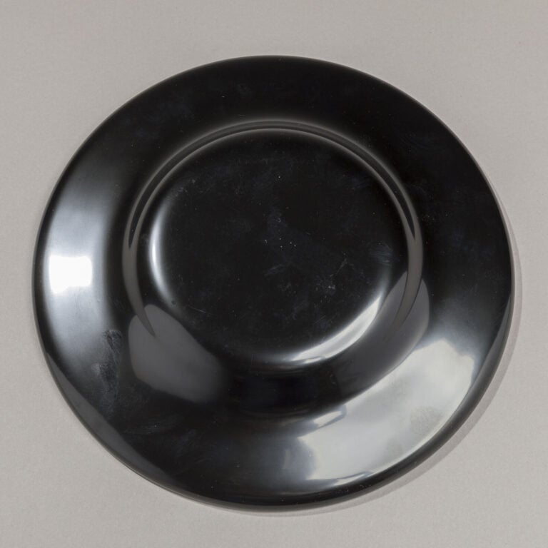 JAPON - XXème siècle - Assiette en bois laqué gris or, à décor de tourbillons s…
