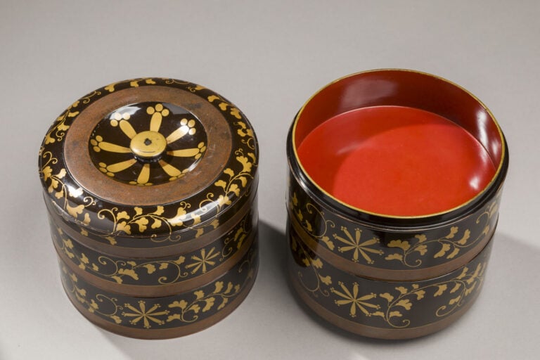JAPON - XXème siècle - Boîte à bento circulaire en laque noir à 4 étages, à déc…