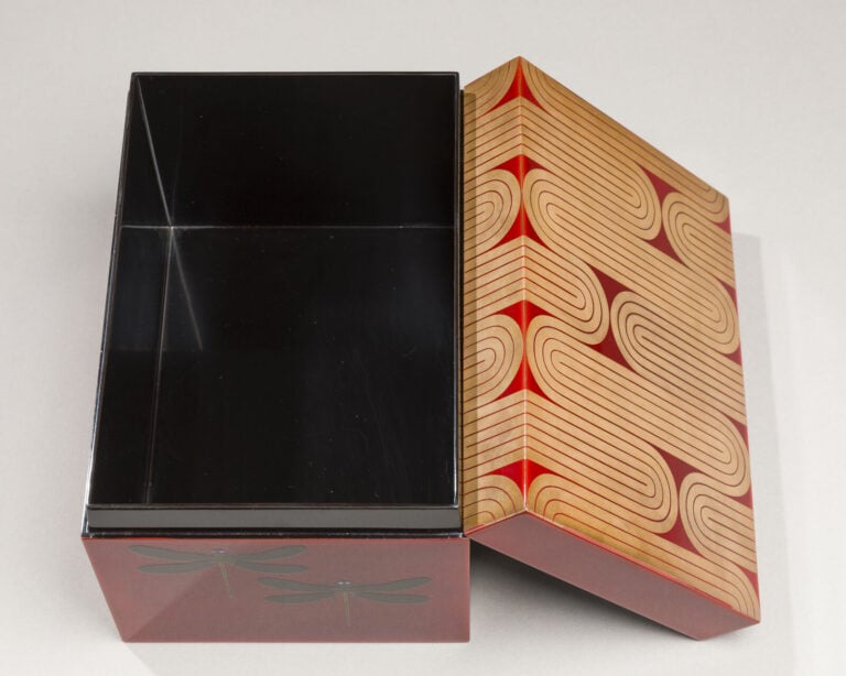 JAPON-XXème siècle - Boîte rectangulaire en bois laqué rouge, à décor d'ondulat…
