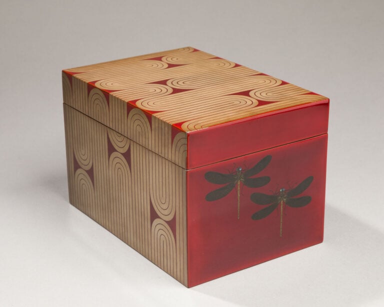 JAPON-XXème siècle - Boîte rectangulaire en bois laqué rouge, à décor d'ondulat…