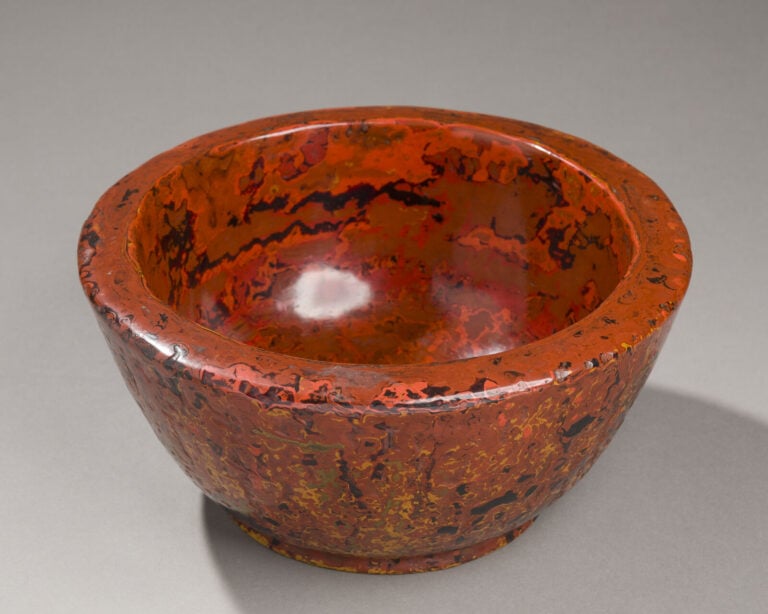 JAPON - XXème siècle - Bol en bois laqué dans les nuances rouges, orange et noi…