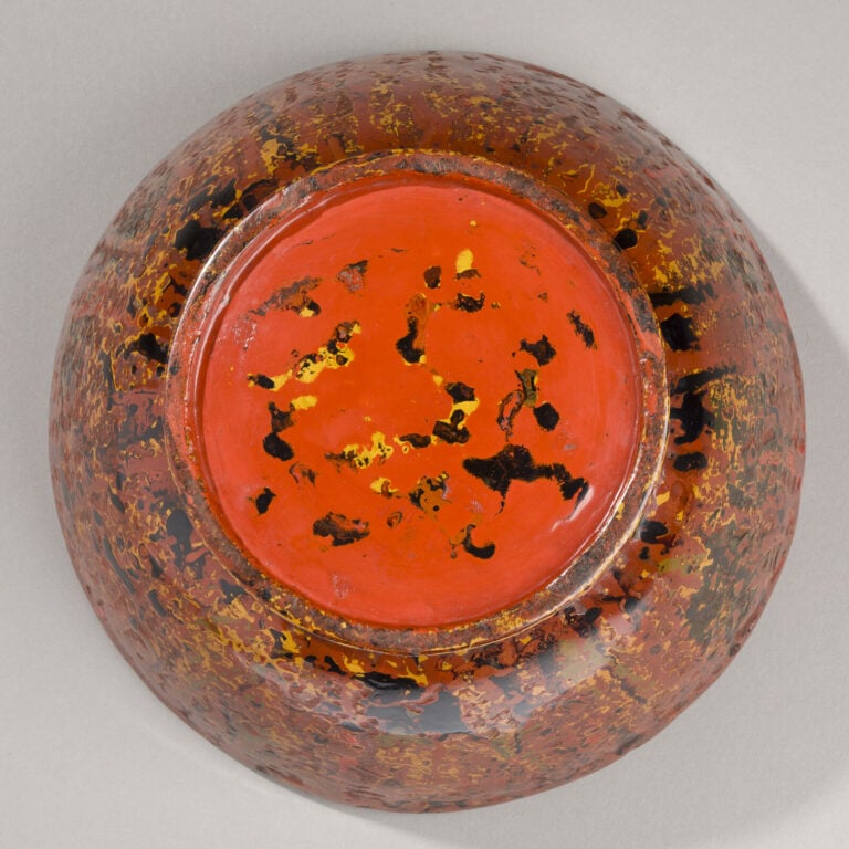 JAPON - XXème siècle - Bol en bois laqué dans les nuances rouges, orange et noi…