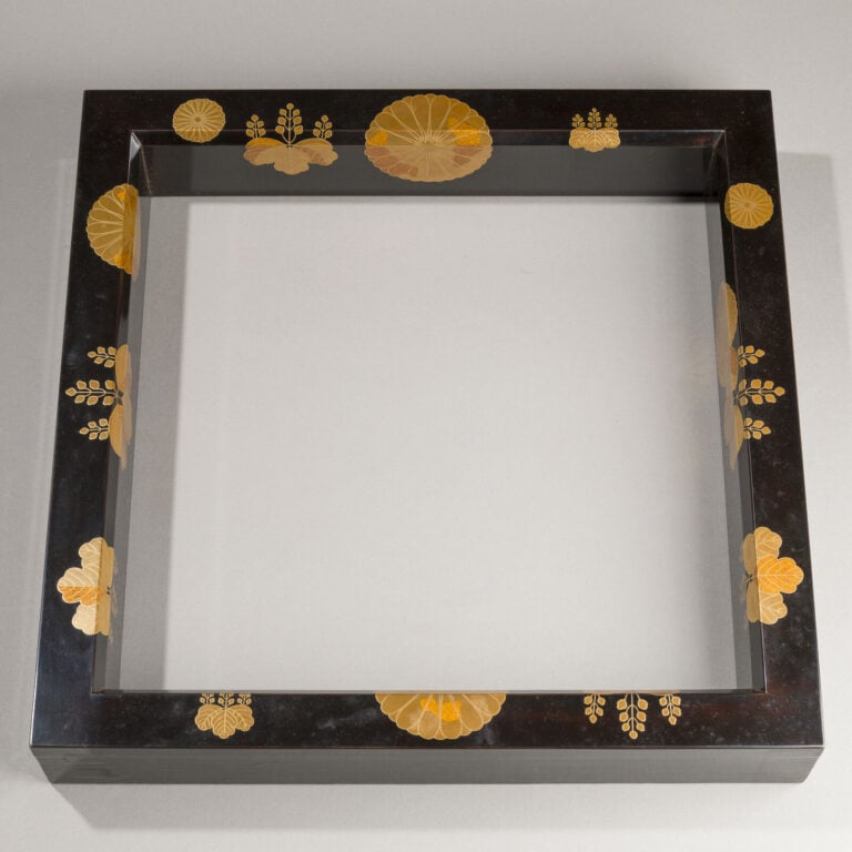 JAPON - XXème siècle - Cadre noir (robuchi) en bois laqué noir, utilisé pour la…